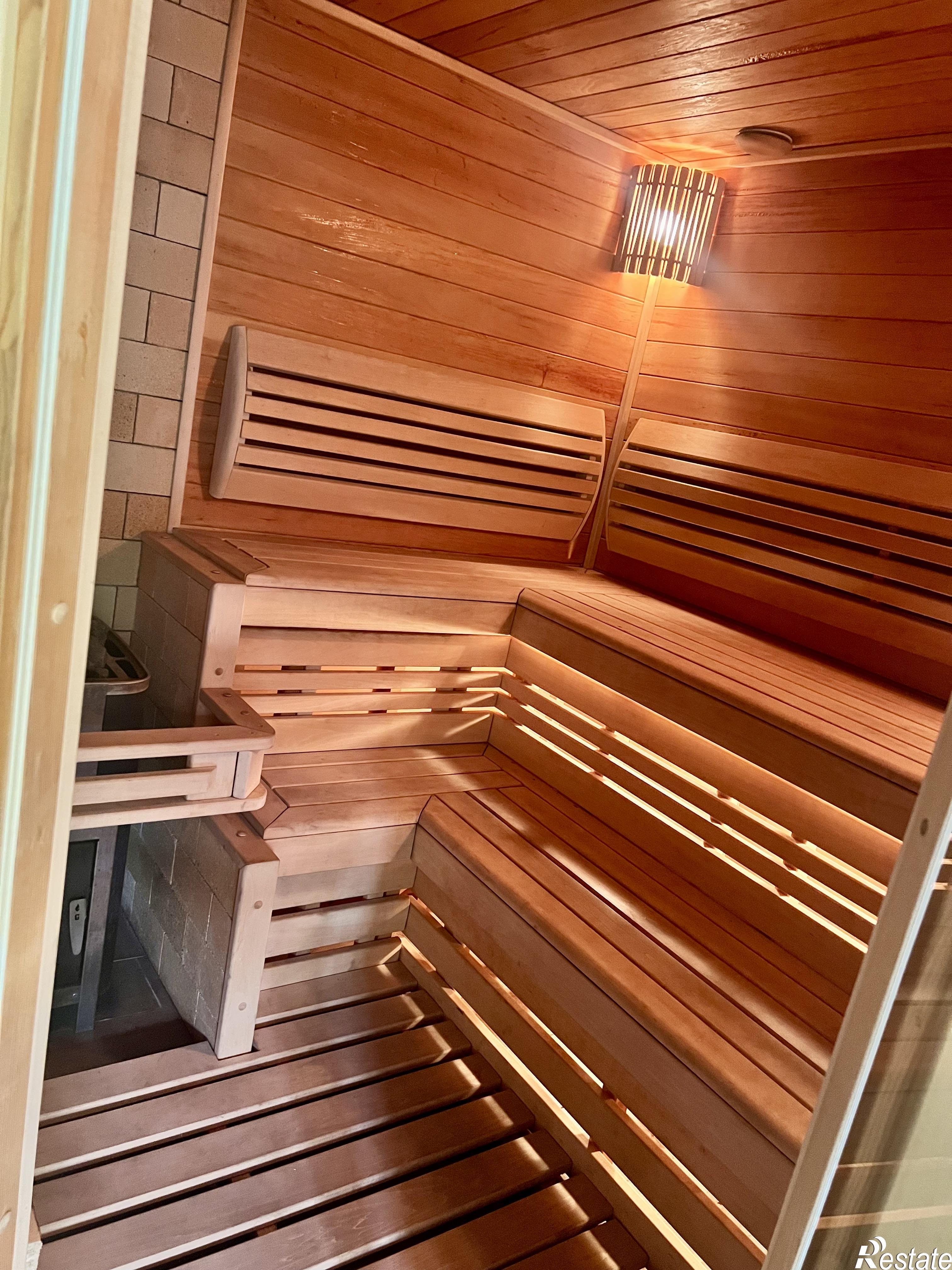 Купить дачу, дом, коттедж за 19 900 000 рублей на осенняя улица, 74