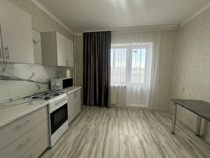 1-комн квартира Авиаторов проспект, 2